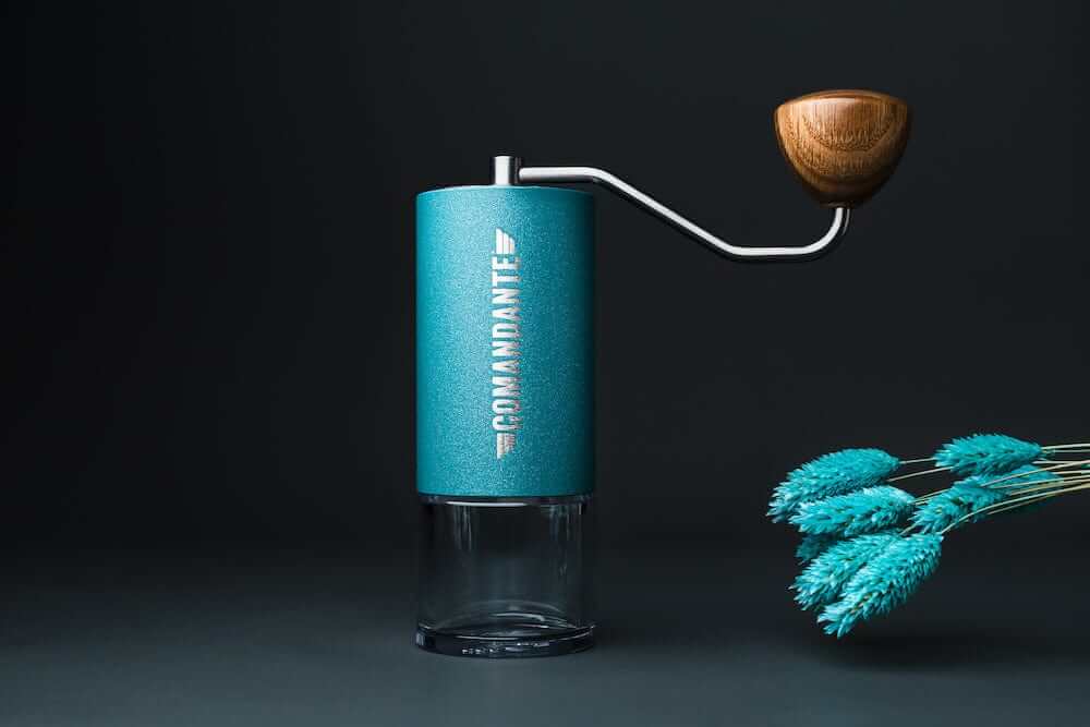 Rankinė kavamalė Comandante C40 MK4 Nitro Blade Alpine Lagoon Comandante