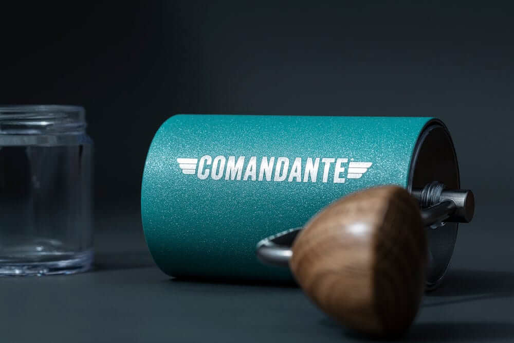 Rankinė kavamalė Comandante C40 MK4 Nitro Blade Alpine Lagoon Comandante