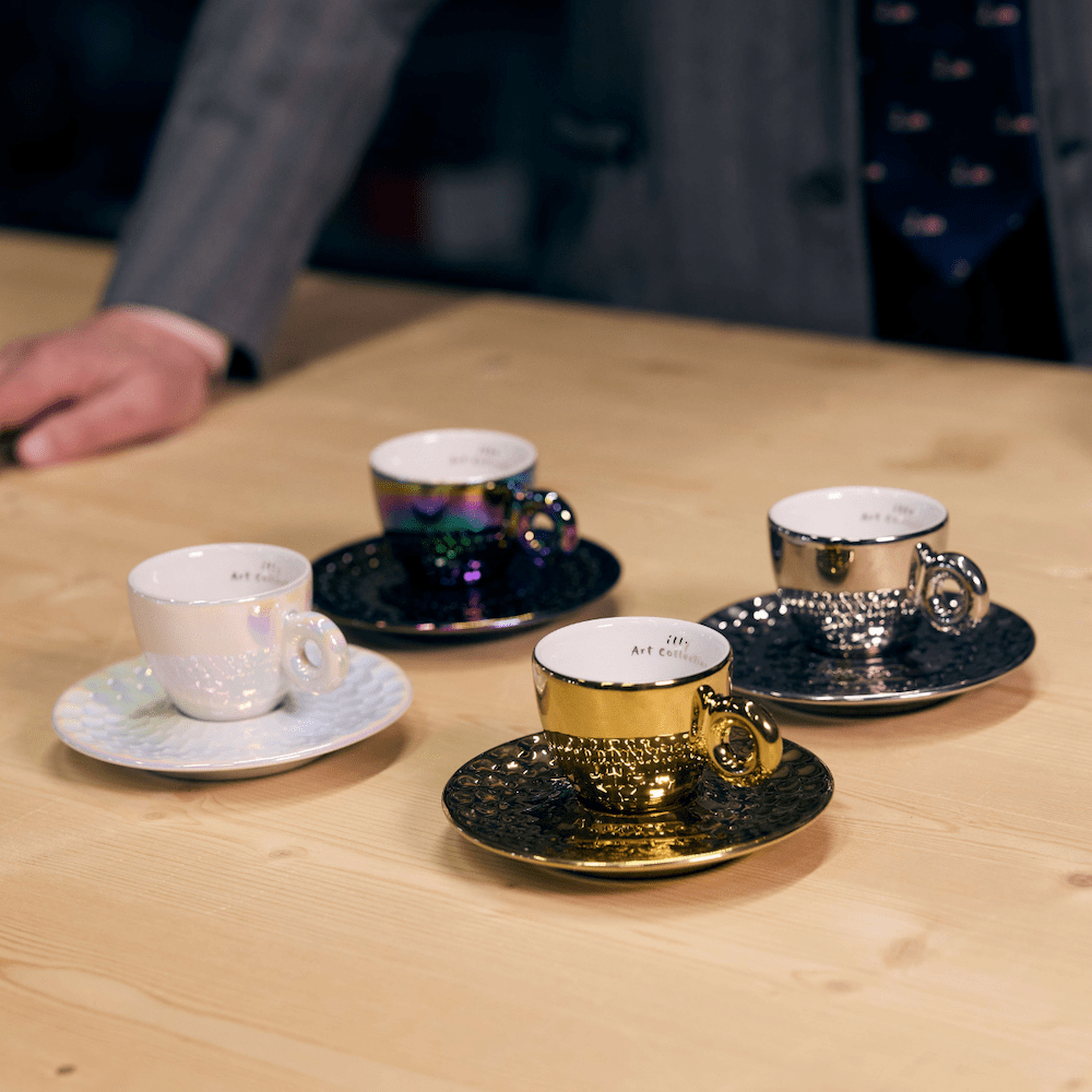 Illy iAC Armleder puodeliai, 4 espresso puodeliai su lėkštutėmis, 60 ml, 2025 illy